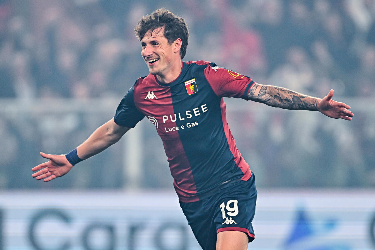 Andrea Pinamonti del Genoa esulta dopo aver segnato il suo secondo gol durante la partita di Serie A tra Genoa e Atalanta, disputata allo Stadio Luigi Ferraris