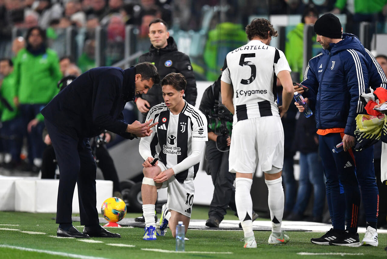 Thiago Motta a colloquio con Kenan Yildiz (Photo by Valerio Pennicino/Getty Images Via OneFootball)