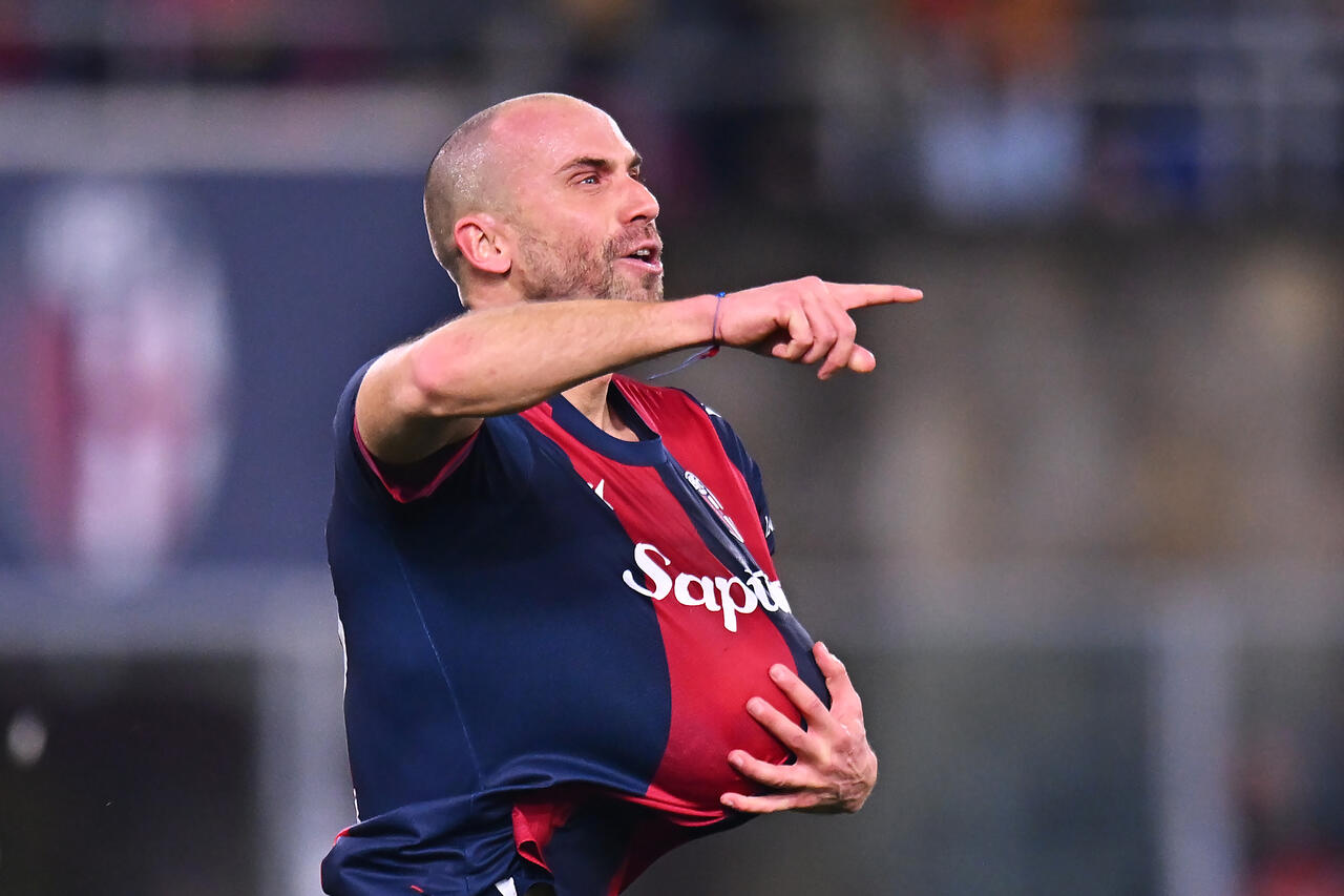 Lorenzo De Silvestri del Bologna esulta dopo aver segnato il gol del vantaggio durante la partita di Serie A tra Bologna e Como, disputata allo stadio Renato Dall'Ara