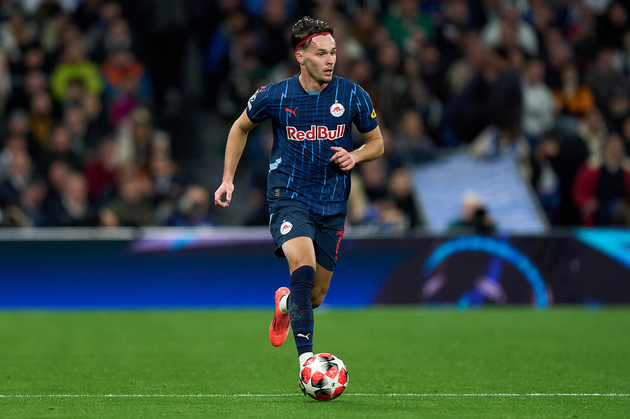 Amar Dedic del FC Salzburg corre con il pallone durante la partita di UEFA Champions League 2024/25 tra Real Madrid C.F. e FC Salzburg, disputata allo stadio Santiago Bernabeu