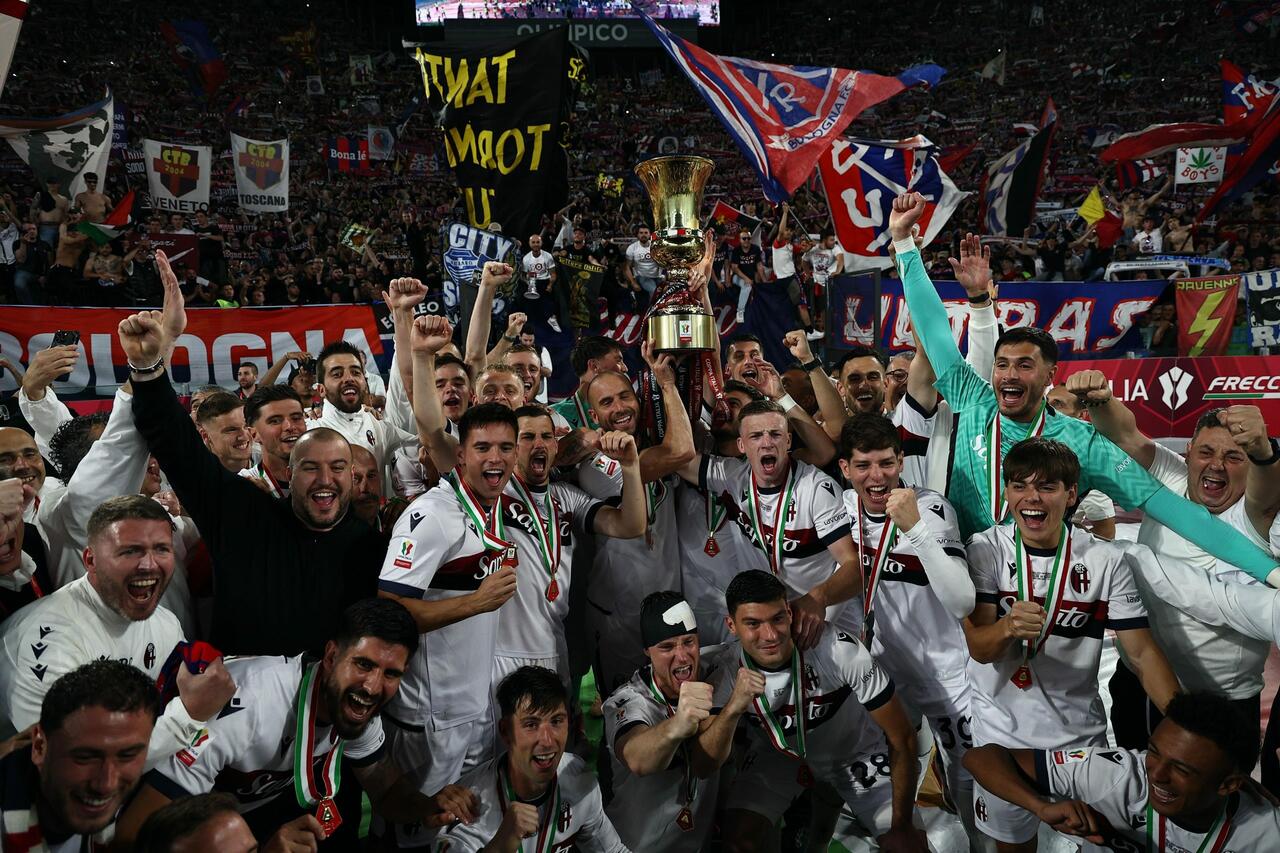 I giocatori del Bologna con la Coppa Italia