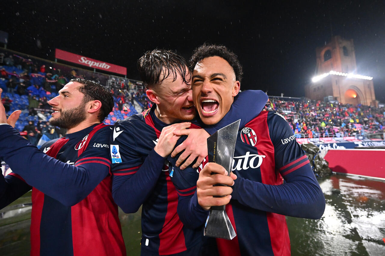 Sam Beukema, Dan Ndoye e Davide Calabria (Photo by Alessandro Sabattini/Getty Images Via OneFootball)