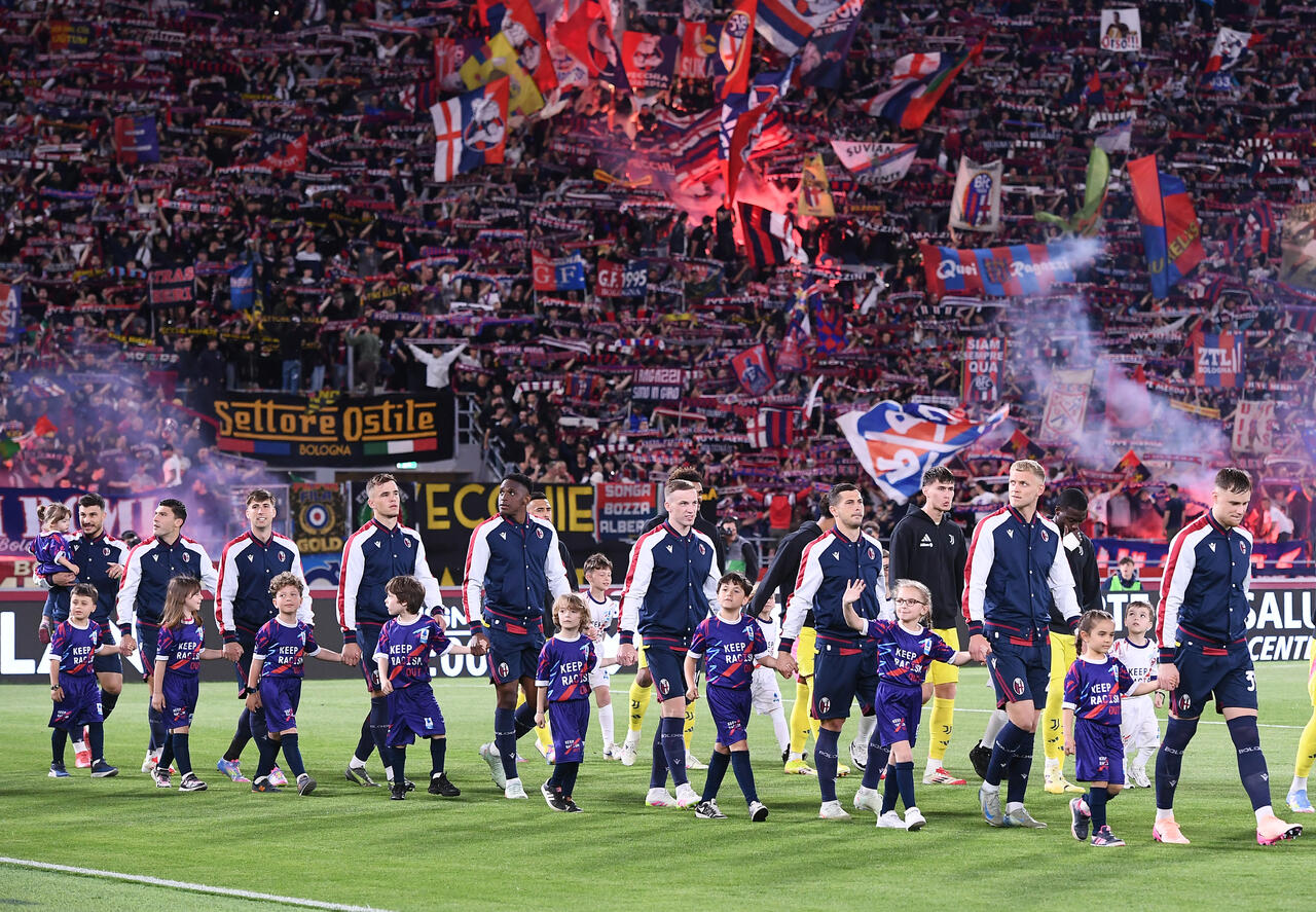 Ingresso in campo del Bologna (Photo by Alessandro Sabattini/Getty Images Via OneFootball)