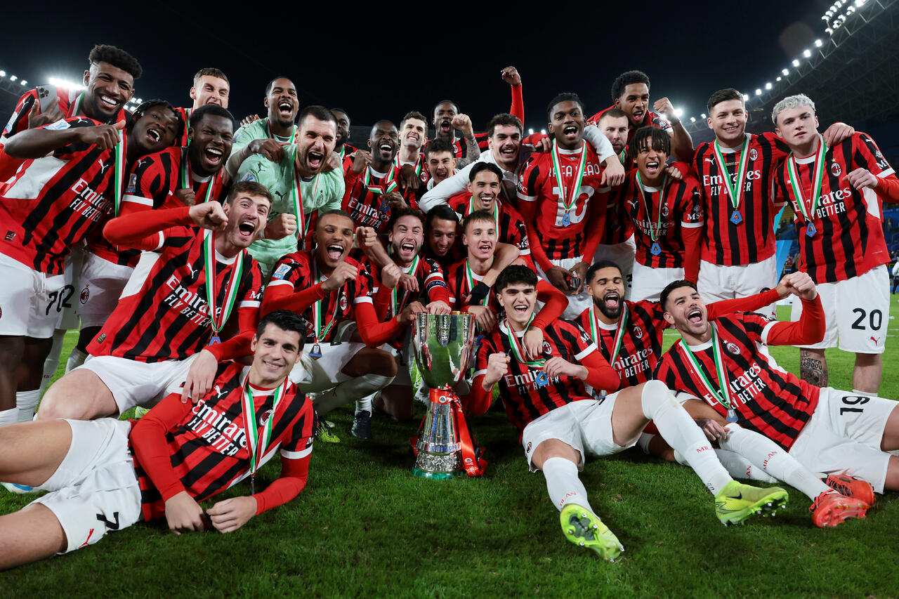 Il Milan festeggia la vittoria dell'ultima Supercoppa (Photo by Abdullah Ahmed/Getty Images Via OneFootball)
