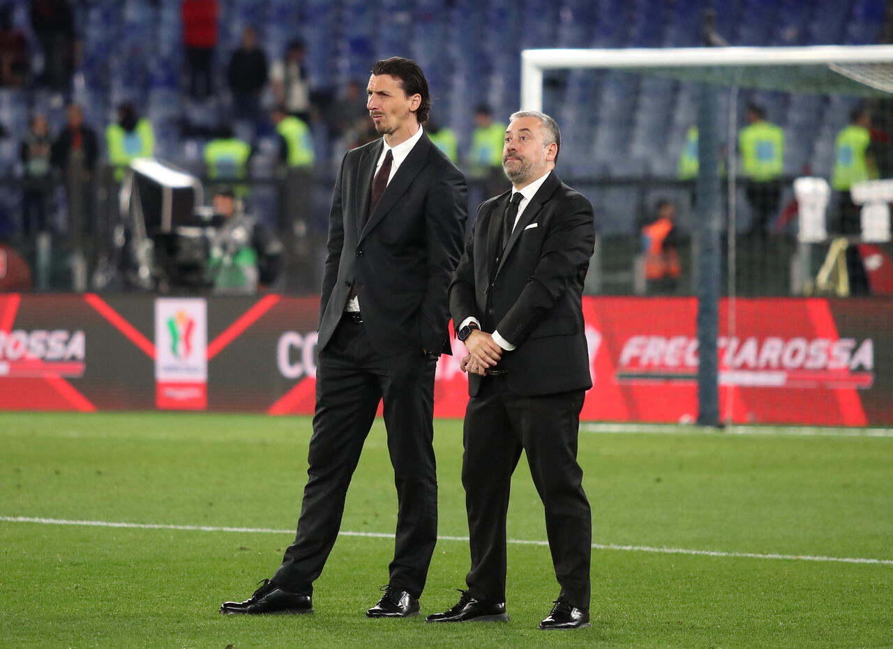 Zlatan Ibrahimovic, Football Advisor dell' AC Milan, osserva il campo dopo la sconfitta in finale di Coppa Italia