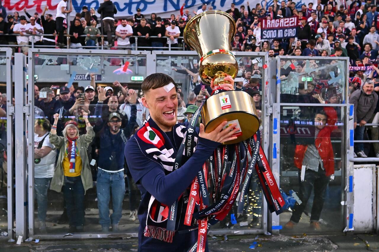Sam Beukema alza la coppa al cielo
