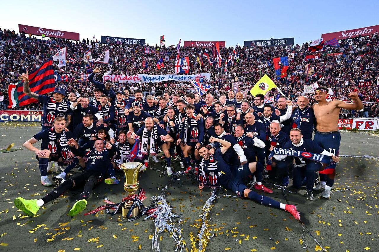 La festa del Bologna sotto la curva con la Coppa Italia