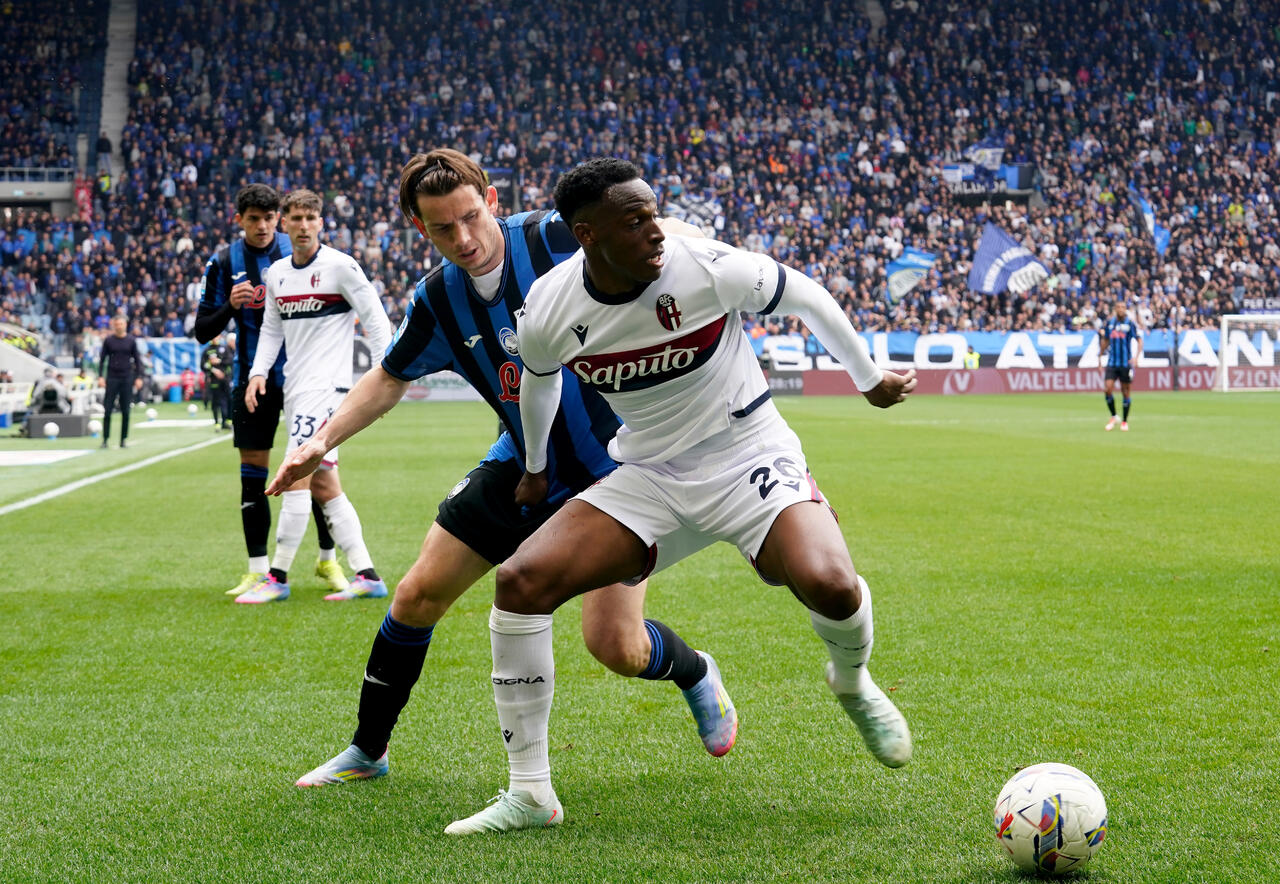 BERGAMO, ITALIA - 13 APRILE: Jhon Lucumi del Bologna controlla la palla sotto la pressione di Marten de Roon dell'Atalanta durante la partita di Serie A tra Atalanta e Bologna al Gewiss Stadium il 13 aprile 2025 a Bergamo, Italia.