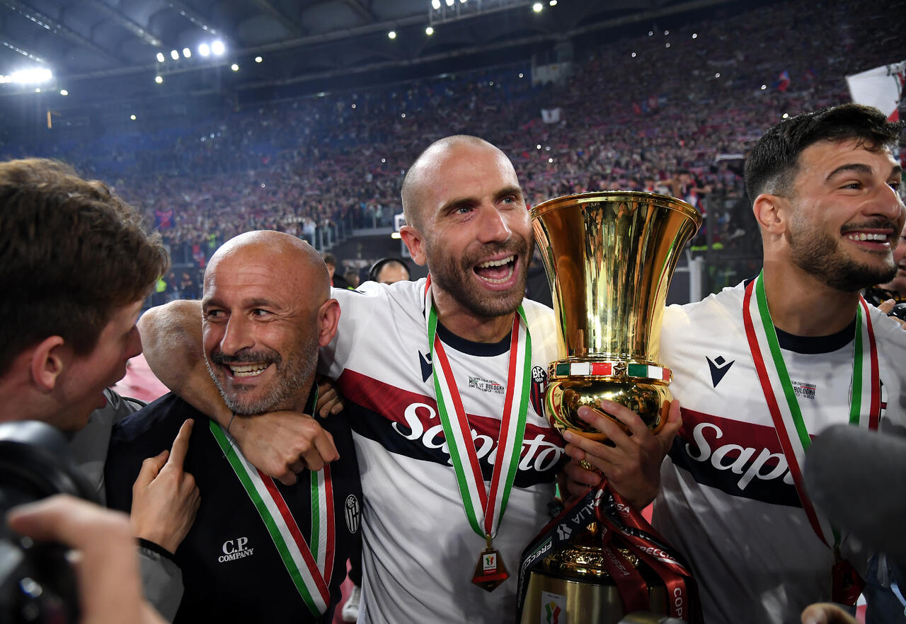 Il Bologna festeggia con il trofeo (Photo by Marco Rosi/Getty Images Via OneFootball)