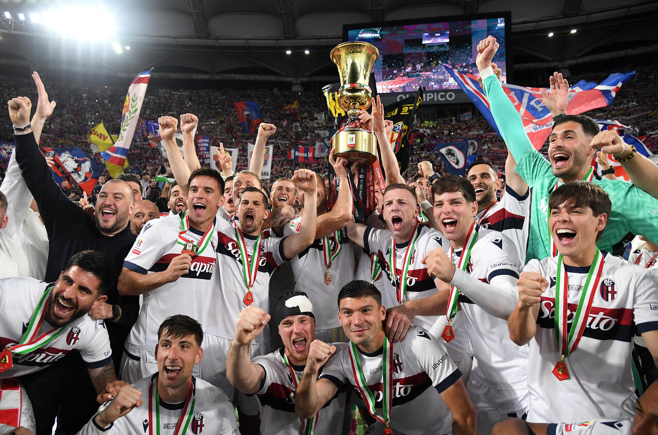 I giocatori del Bologna con la Coppa Italia
