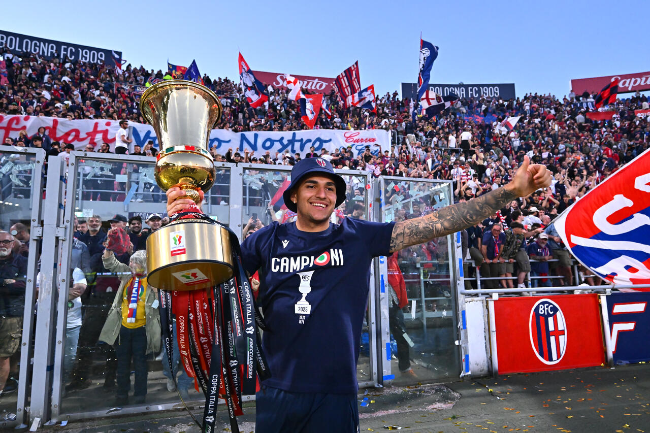 Santiago Castro posa con la Coppa Italia (Photo by Alessandro Sabattini/Getty Images Via OneFootball)
