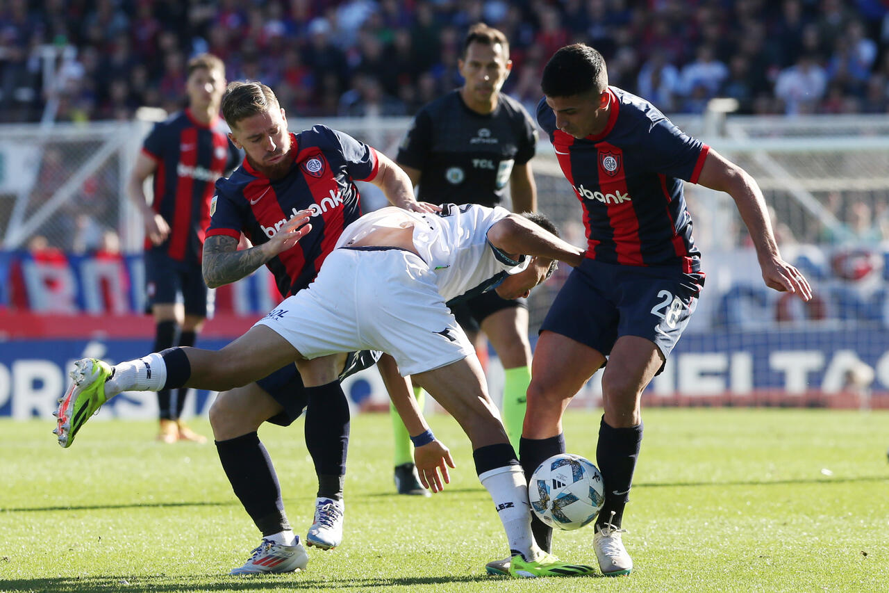 Christian Ordóñez in contrasto (Photo by Daniel Jayo/Getty Images Via OneFootball)