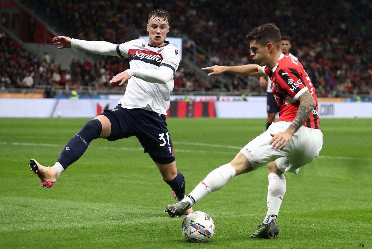 Pulisic e Beukema durante Milan-Bologna