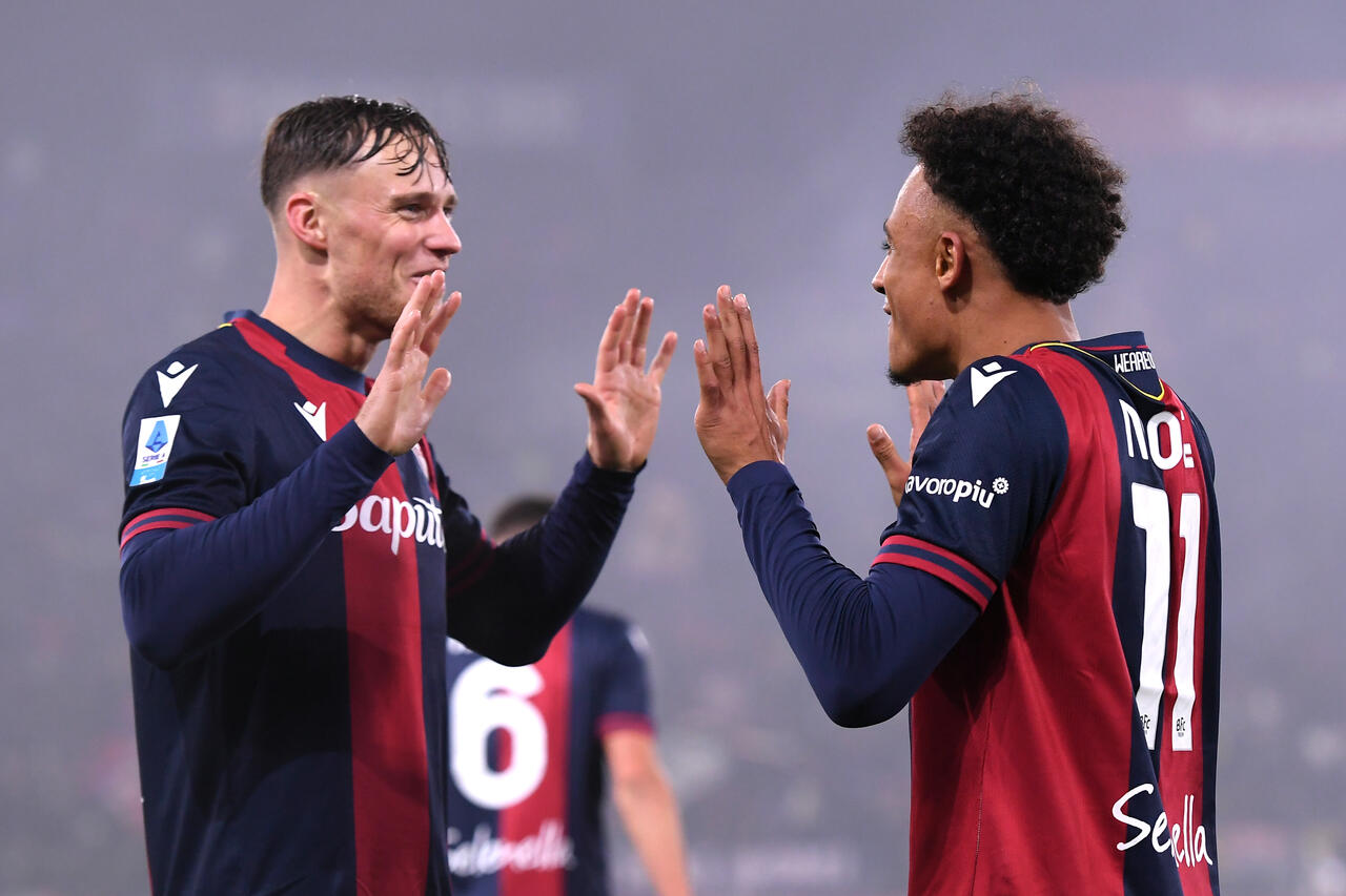 Sam Beukema e Dan Ndoye (Photo by Alessandro Sabattini/Getty Images Via OneFootball)