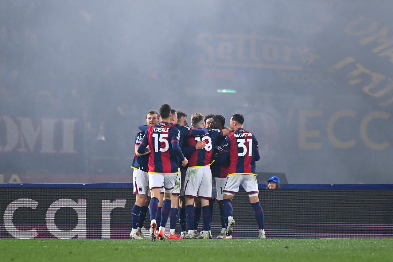 Il Bologna esulta dopo il gol contro il Borussia Dortmund (Photo by Alessandro Sabattini/Getty Images Via OneFootball)