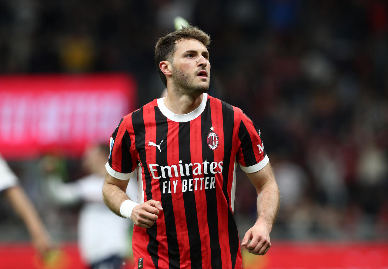 Santiago Gimenez, attaccante del Milan esulta dopo il gol contro il Bologna in Serie A