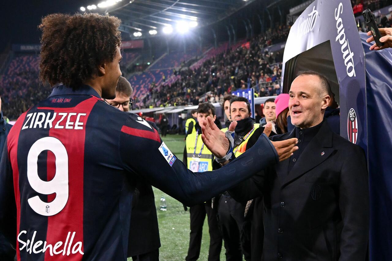 Joshua Zirkzee celebra con Joey Saputo, Presidente del Bologna FC, la vittoria in Serie A contro l' Hellas Verona FC allo Stadio Renato Dall'Ara