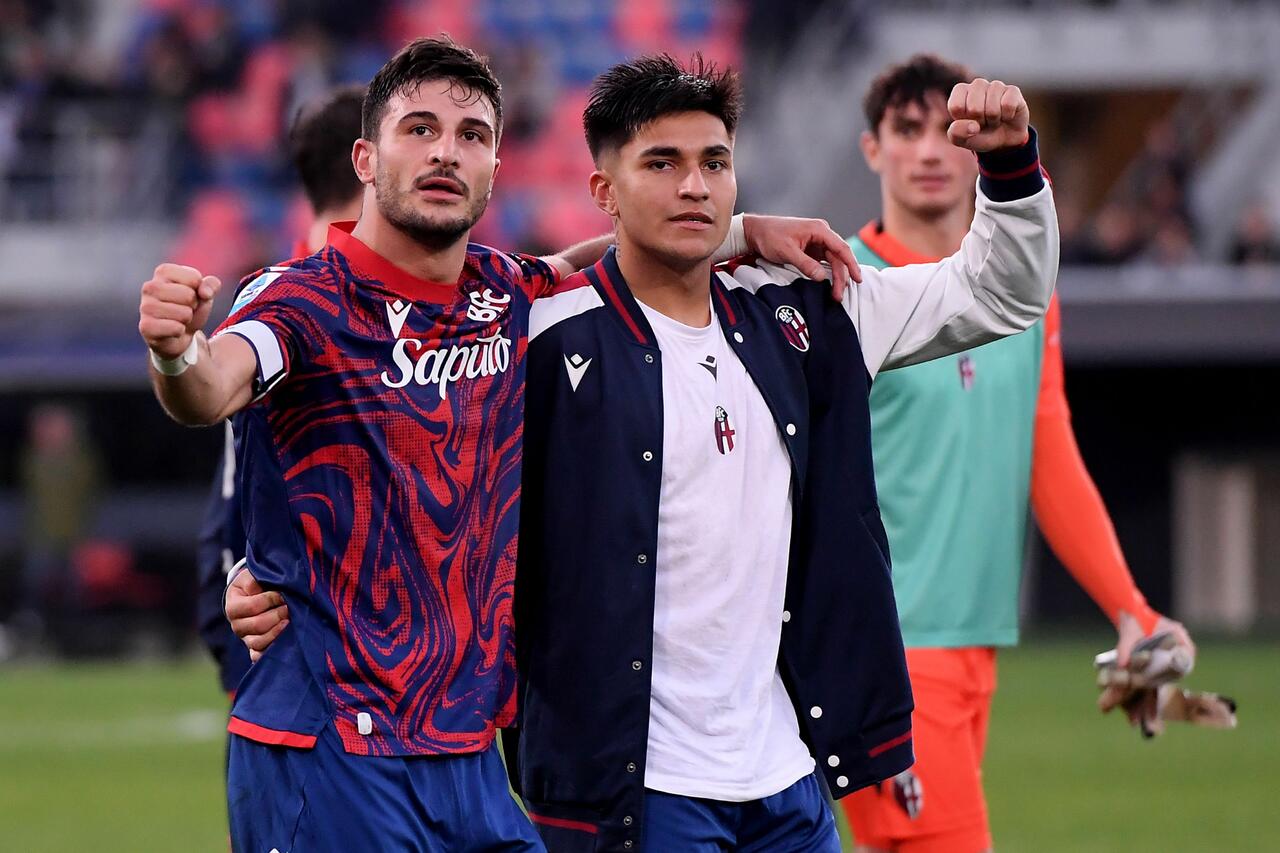 Santiago Castro e Riccardo Orsolini (Photo by Alessandro Sabattini/Getty Images Via OneFootball)