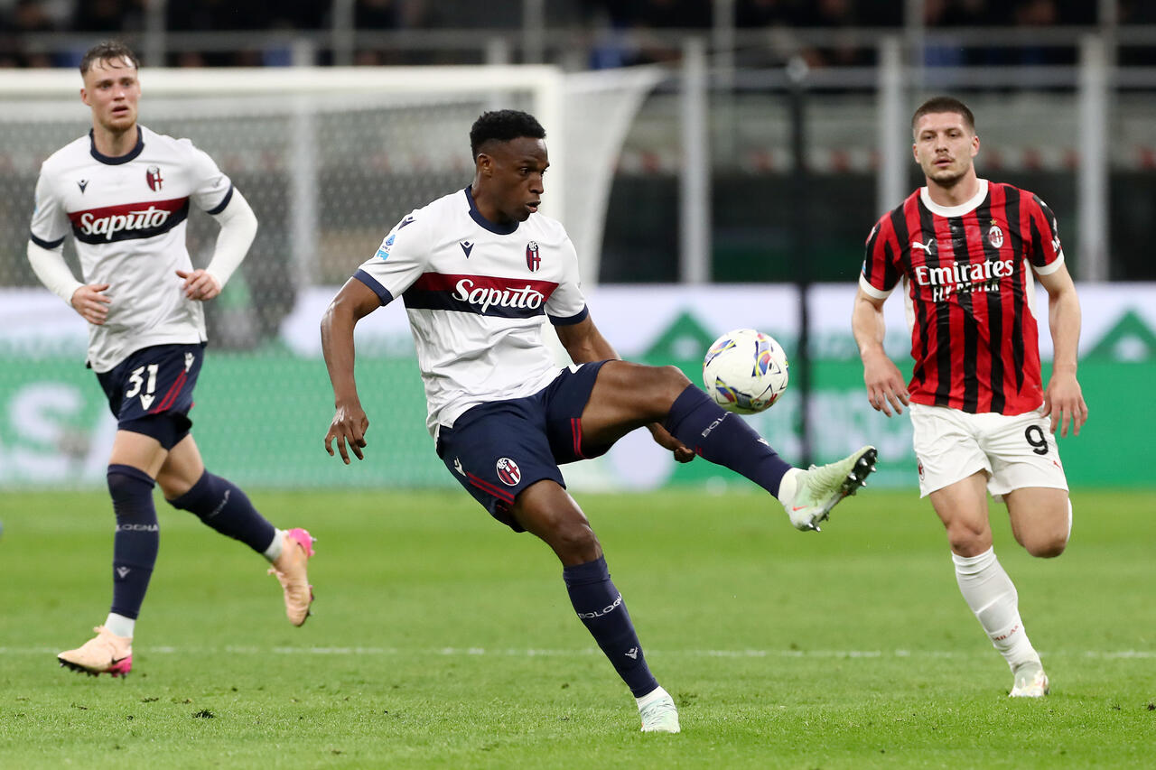 Jhon Lucumì si appresta a giocare il pallone