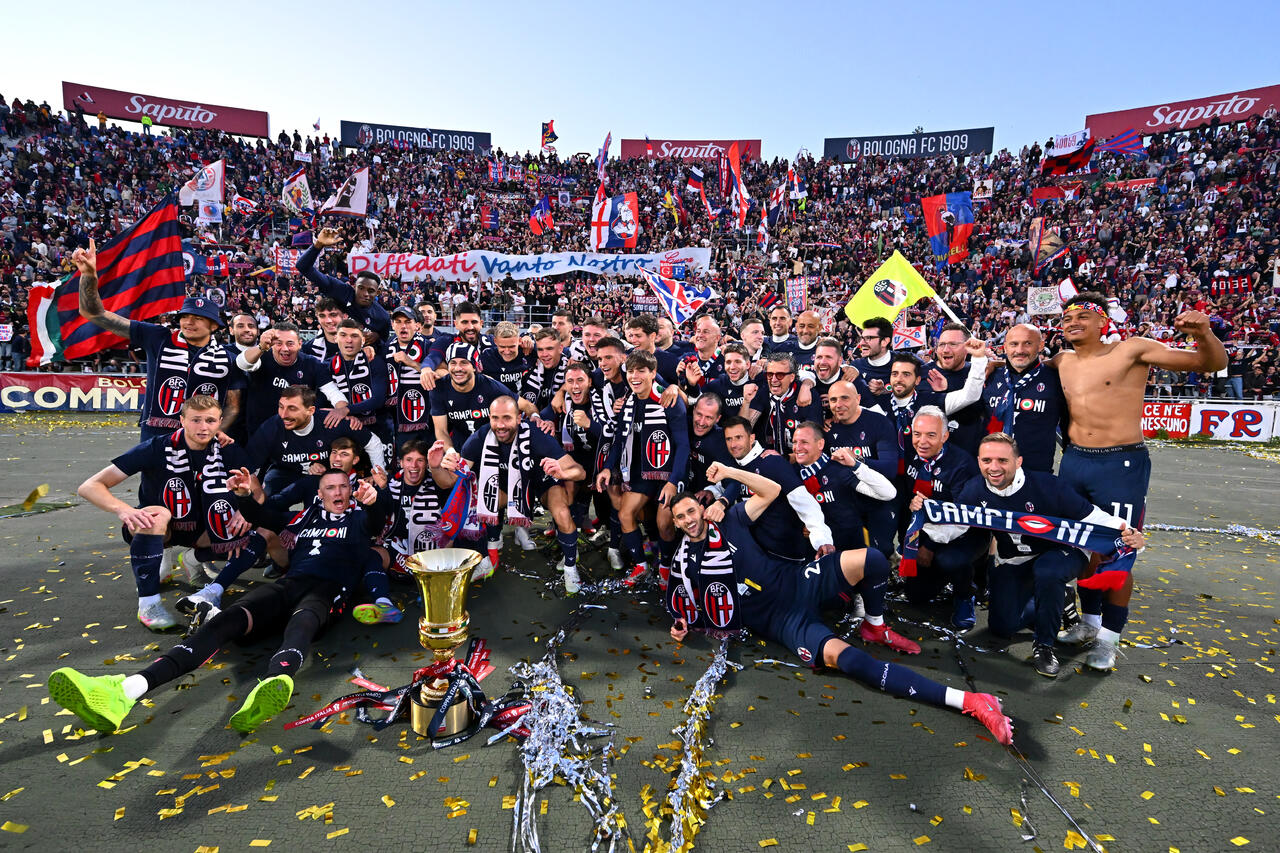 Foto di gruppo con la Coppa (Photo by Alessandro Sabattini/Getty Images Via OneFootball)