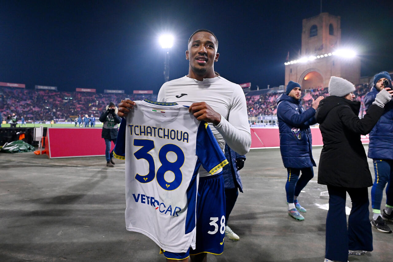 Jackson Tchatchoua dell’Hellas Verona porta la sua maglia verso i tifosi al termine della partita di Serie A tra Bologna e Verona