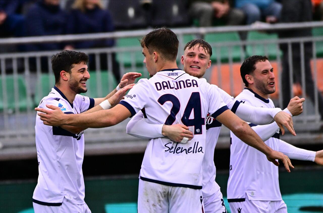 I giocatori del Bologna festeggiano dopo il gol