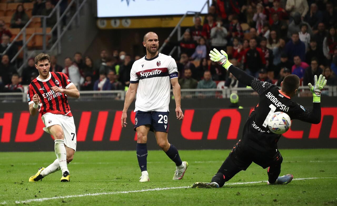Santiago Gimenez e Lorenzo De Silvestri (Photo by Marco Luzzani/Getty Images Via OneFootball)