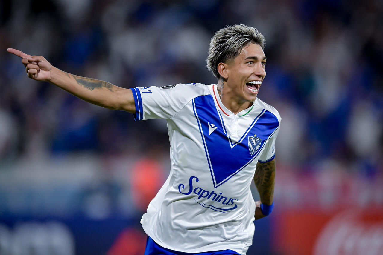 Maher Carrizo del Vélez Sarsfield esulta dopo aver segnato il primo gol della sua squadra durante la partita del Gruppo H della CONMEBOL Copa Libertadores 2025 tra Vélez e Peñarol, disputata allo Stadio José Amalfitani