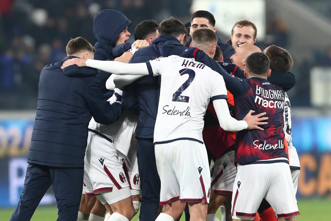 Gruppo Bologna festeggia (Photo by Marco Luzzani/Getty Images Via OneFootball)