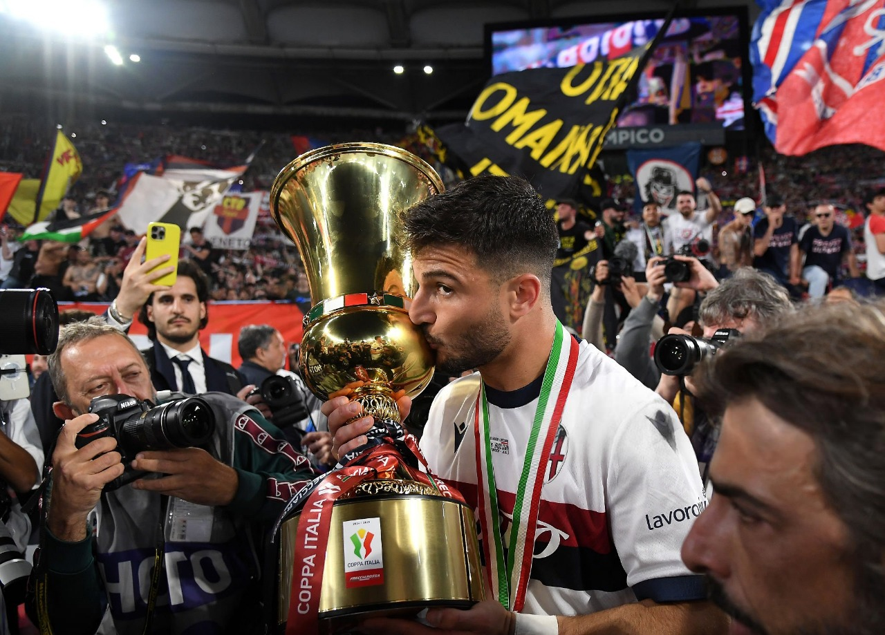 Orsolini che bacia la Coppa Italia
