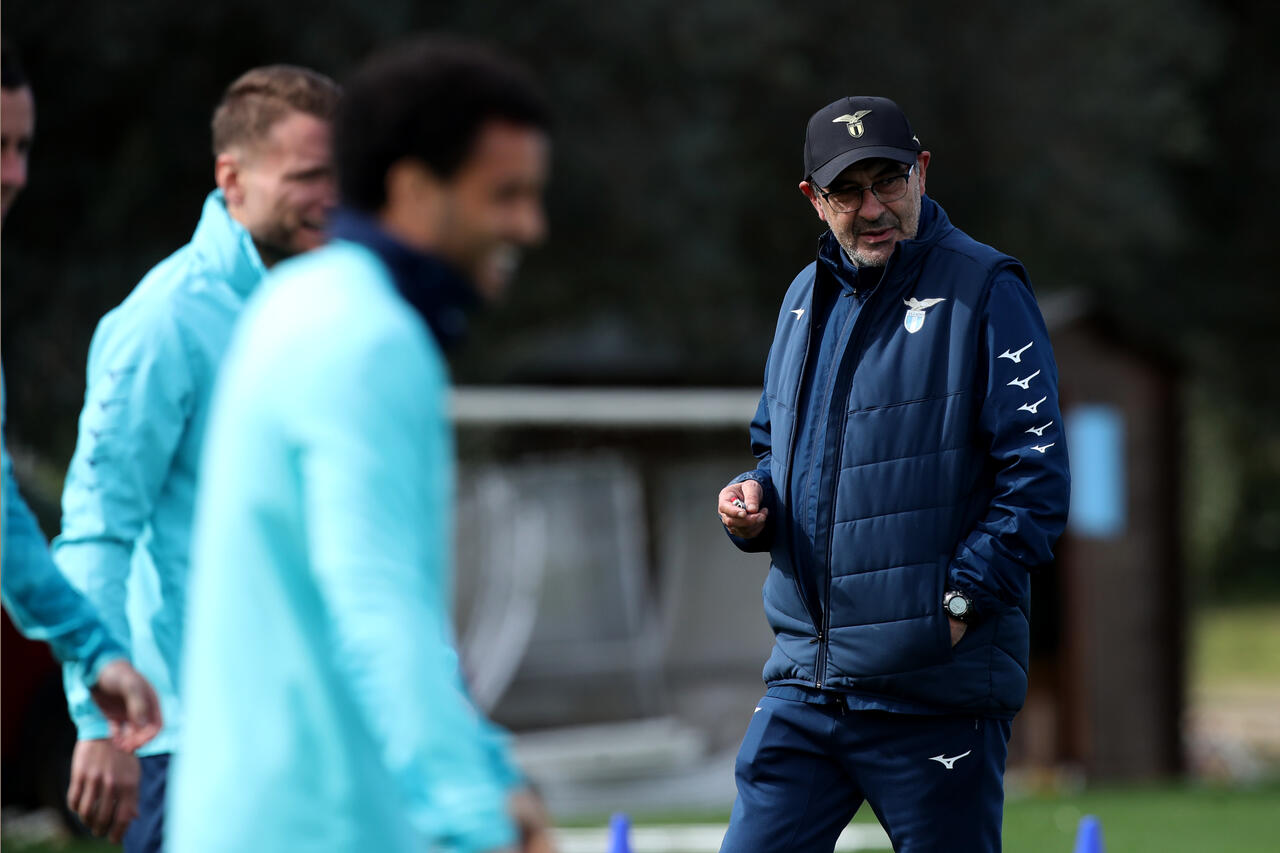 Maurizio Sarri dirige un allenamento della Lazio
