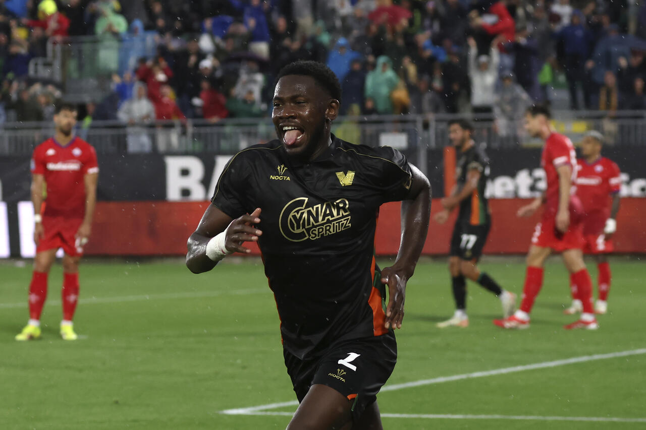 Fali Candé esulta dopo un gol