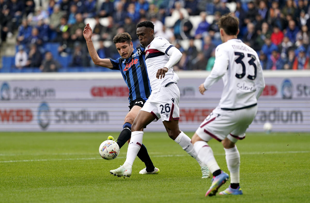 BERGAMO, ITALIA - 13 APRILE: Jhon Lucumi del Bologna viene sfidato da Berat Djimsiti dell'Atalanta durante la partita di Serie A tra Atalanta e Bologna al Gewiss Stadium il 13 aprile 2025 a Bergamo, Italia.