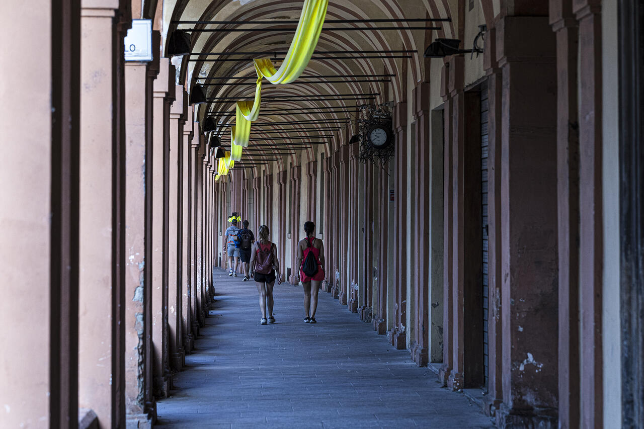 Gli archi di San Luca addobbati per il Tour De France