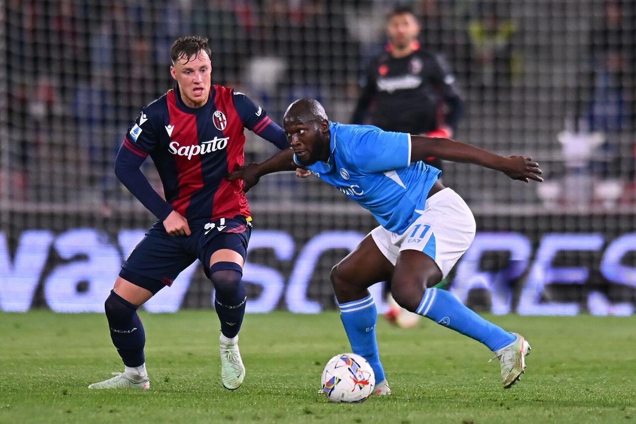 Beukema in contrasto con Lukaku