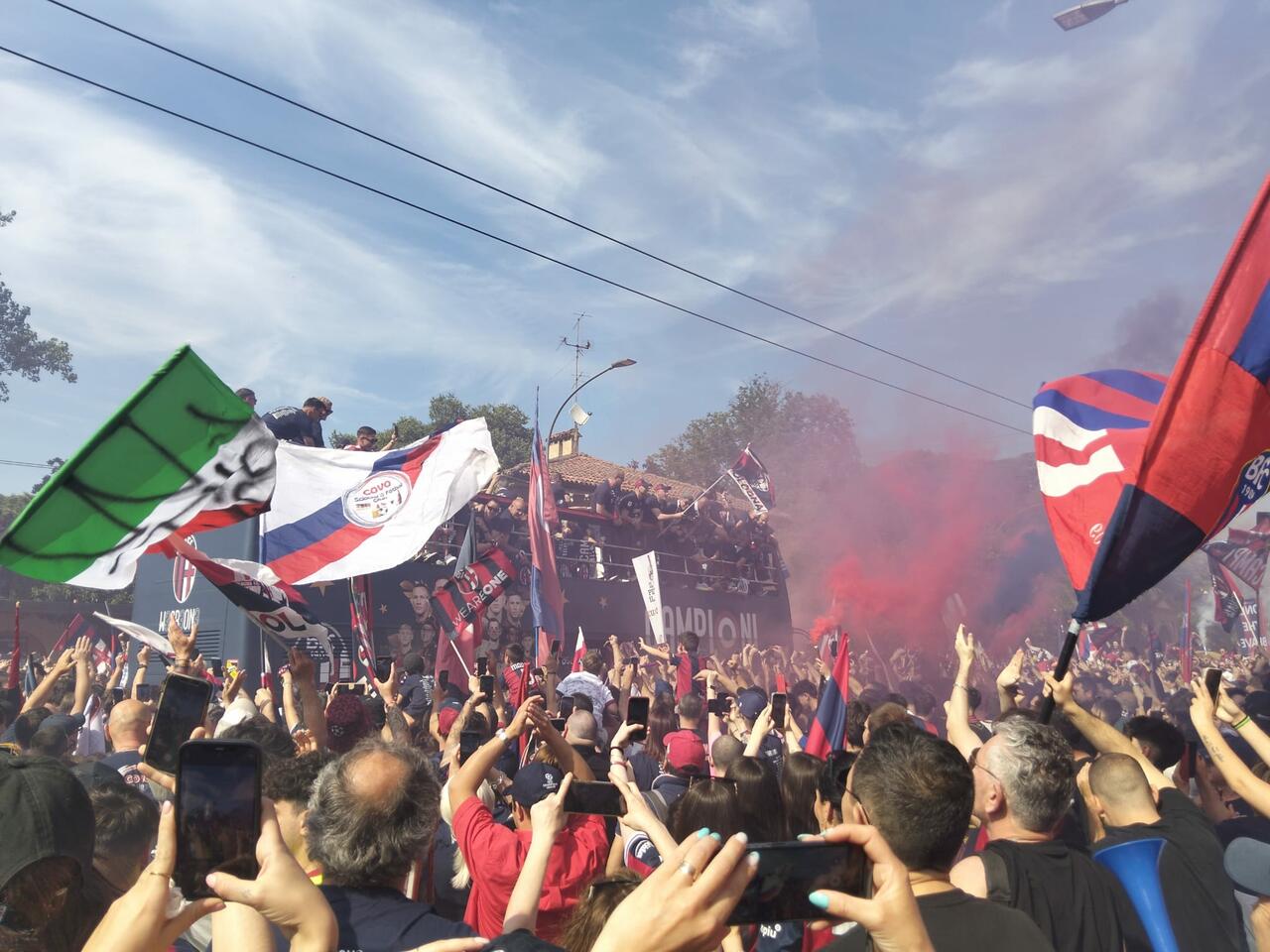 Il pullman del Bologna in mezzo ai tifosi