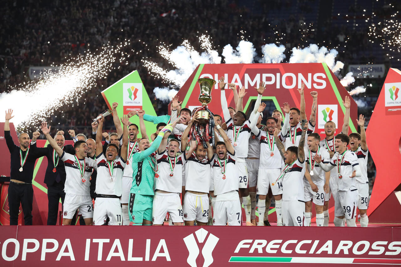 Il Bologna alza al cielo la Coppa Italia (Photo by Paolo Bruno/Getty Images Via OneFootball)