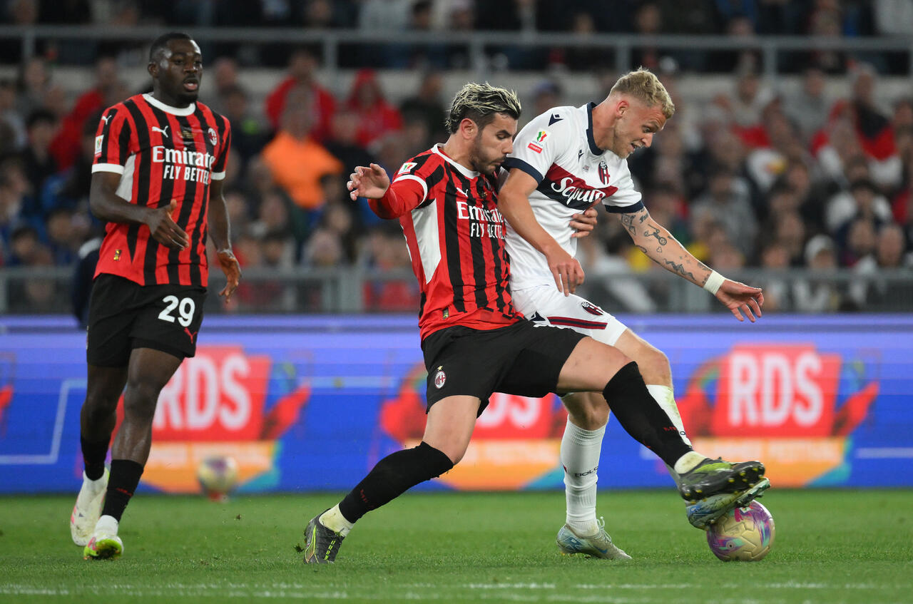 Jens Odgaard in contrasto con Theo Hernandez (Photo by Marco Rosi/Getty Images Via OneFootball)