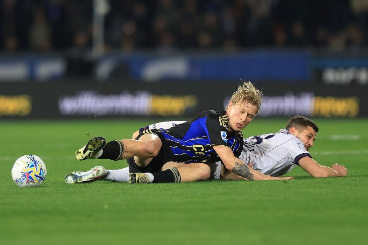 Remo Freuler e Malthe Hojholt in contrasto