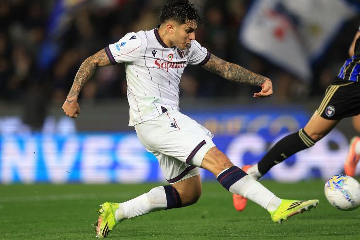 Santiago Castro con la maglia del Bologna calcia verso la porta