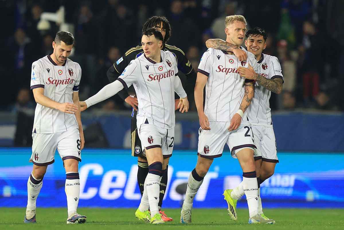 Jens Odgaard con la maglia del Bologna festeggiato dai compagni per un gol