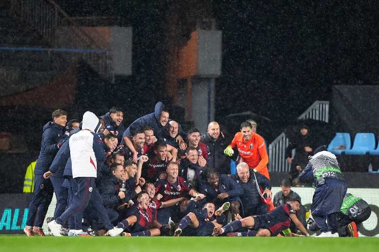 La squadra del Bologna esulta dopo la vittoria contro il Celta Vigo