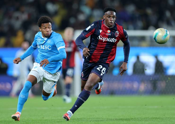 Jhon Lucumì e David Neres in contrasto