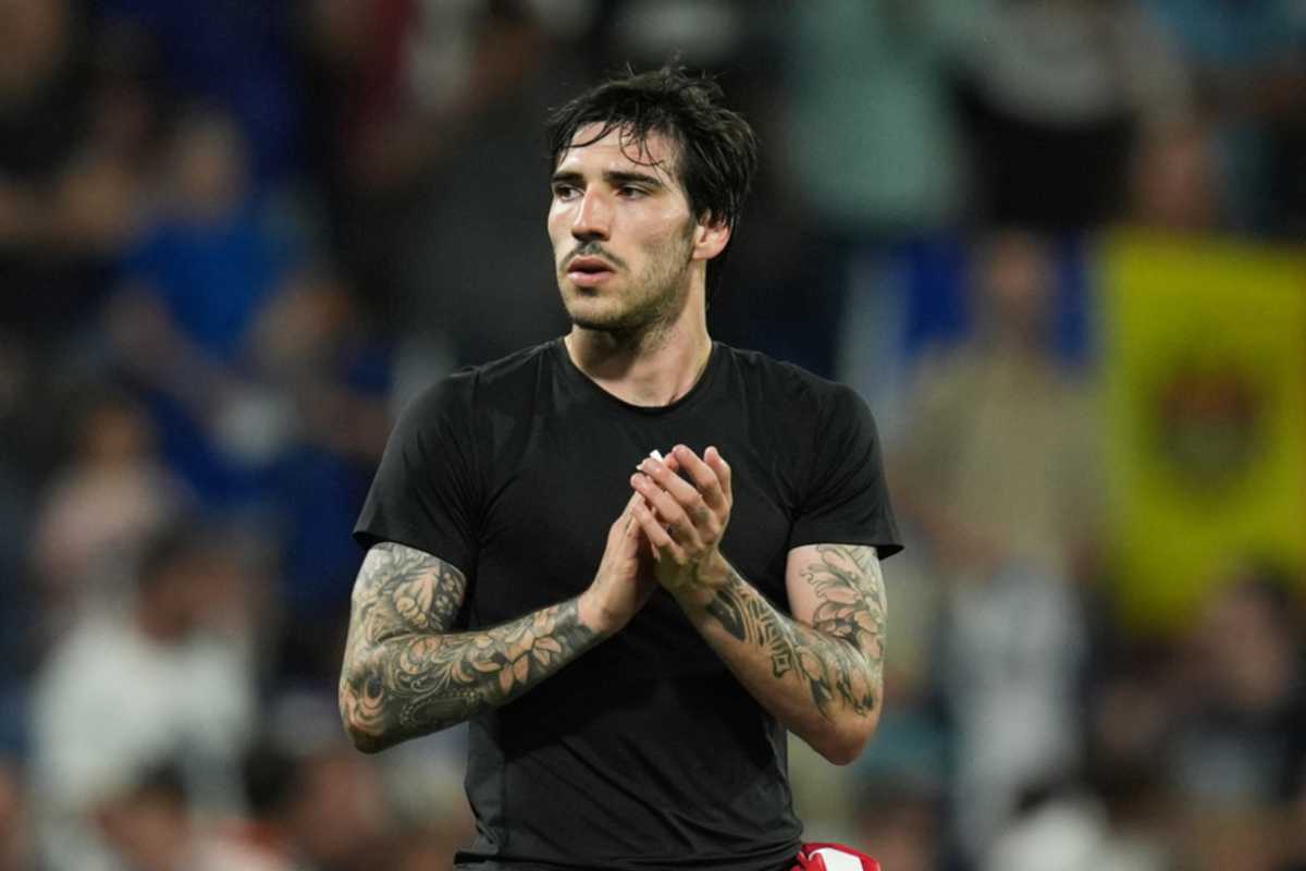 Tonali applaude
