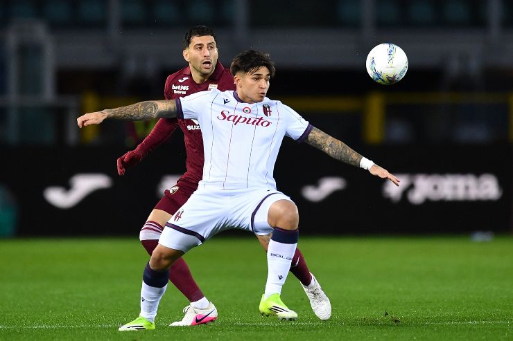 Santiago Castro e Guillermo Maripan in contrasto