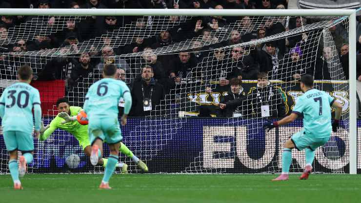 Maduka Okoye para il rigore a Riccardo Orsolini