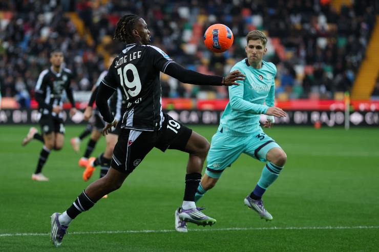 Kingsley Ehizibue e Juan Miranda in contrasto 