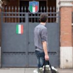 uomo con borsone - immagine generata da IA