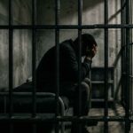 Un uomo in carcere (immagine generata da IA)