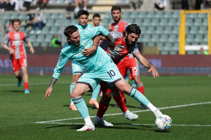 Federico Bernardeschi e Sebastiano Luperto in contrasto